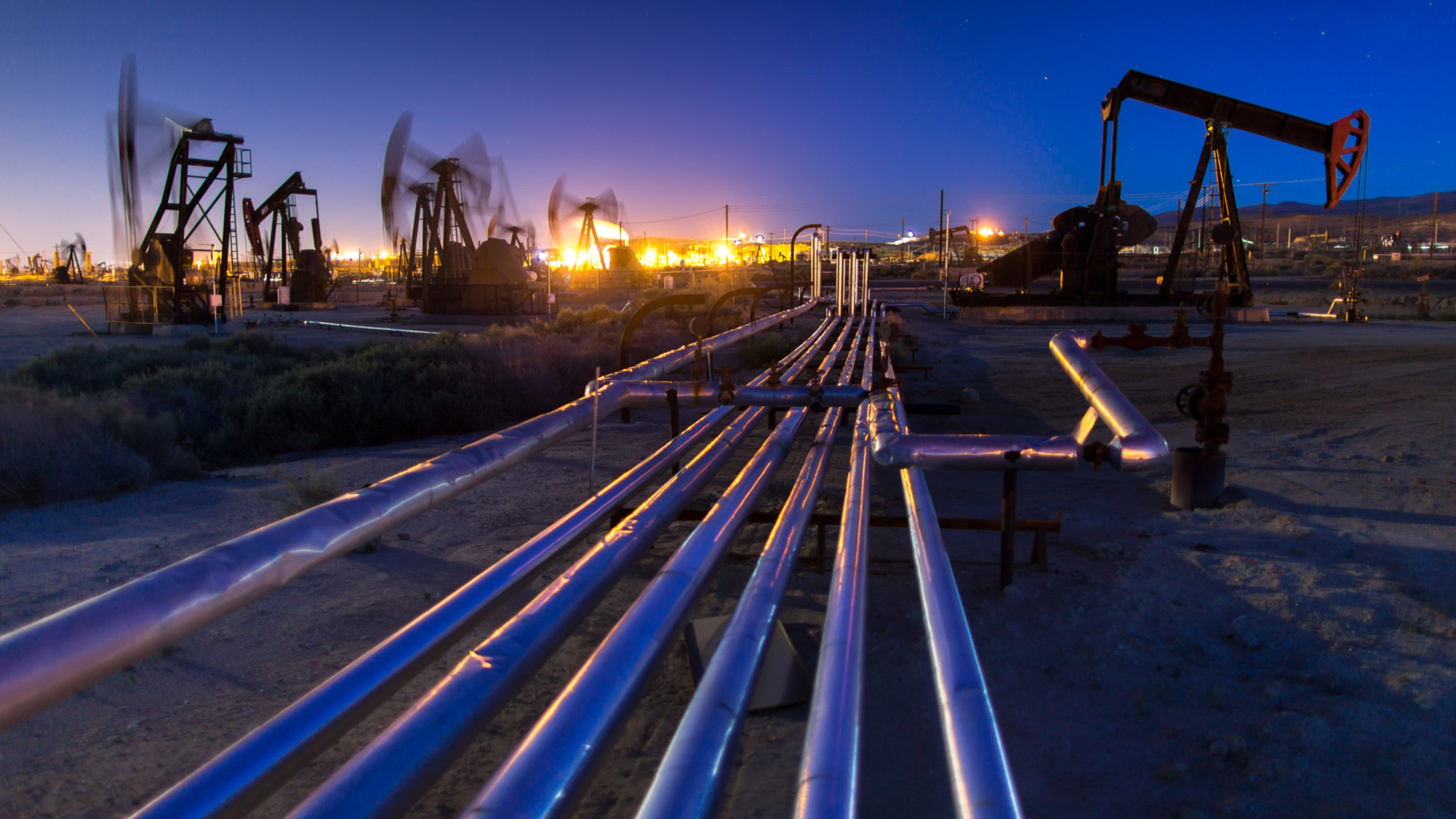 long-exposure-shoot-of-pump-jacks-in-oil-field-at-night-canadian